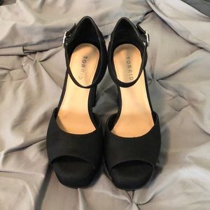 Torrid velvety platforms with flowers